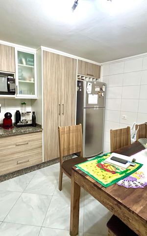 Casa à venda com 202m², 5 quartos e 2 vagas Casa à venda com 202m², 5 quartos e 2 vagasCozinha