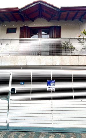 Casa à venda com 202m², 5 quartos e 2 vagas Casa à venda com 202m², 5 quartos e 2 vagasPlaca instalada na fachada do imóvel