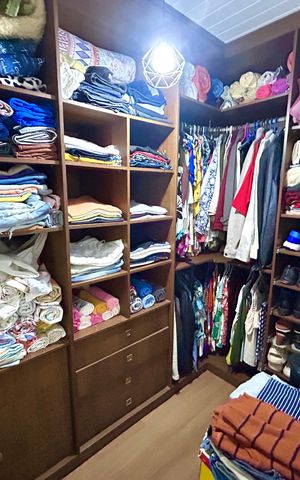 Casa à venda com 202m², 5 quartos e 2 vagas Casa à venda com 202m², 5 quartos e 2 vagasCloset da suíte