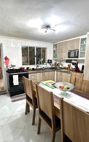 Casa à venda com 202m², 5 quartos e 2 vagas Casa à venda com 202m², 5 quartos e 2 vagasCozinha