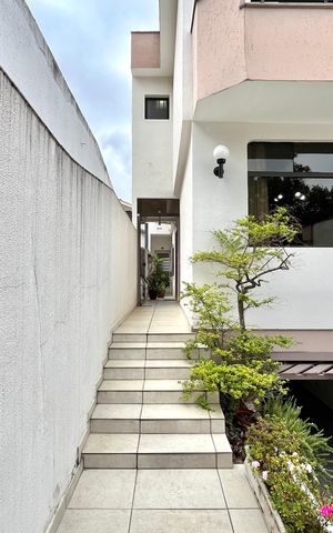 Casa à venda com 250m², 3 quartos e 3 vagasFachada