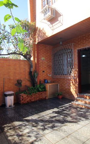 Casa à venda com 220m², 3 quartos e 2 vagasQuintal e garagem