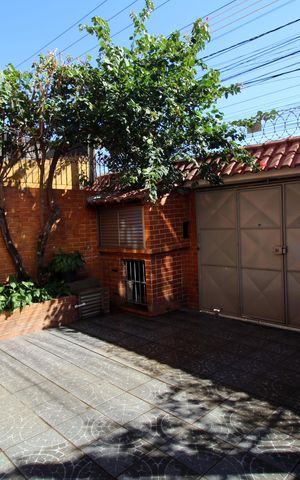 Casa à venda com 220m², 3 quartos e 2 vagasQuintal e garagem