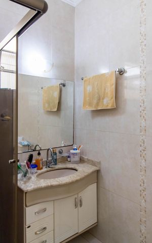 Casa à venda com 156m², 3 quartos e 2 vagas Casa à venda com 156m², 3 quartos e 2 vagasBanheiro