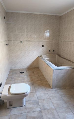 Casa à venda com 209m², 4 quartos e 6 vagas Casa à venda com 209m², 4 quartos e 6 vagasBanheiro