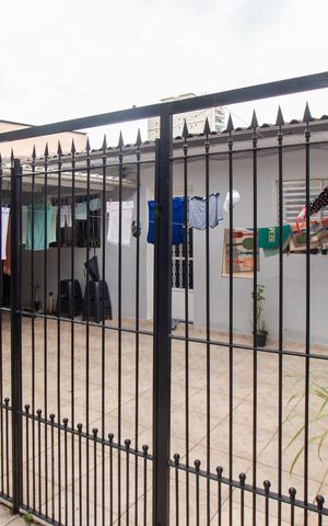 Casa à venda com 210m², 4 quartos e 2 vagas Casa à venda com 210m², 4 quartos e 2 vagasFundos
