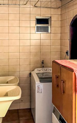 Casa à venda com 350m², 5 quartos e 5 vagas Casa à venda com 350m², 5 quartos e 5 vagasÁrea de Serviço