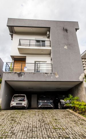 Casa de condomínio à venda com 385m², 4 quartos e 6 vagas Casa de condomínio à venda com 385m², 4 quartos e 6 vagasVista da Rua