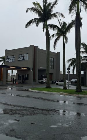Casa de condomínio à venda com 385m², 4 quartos e 6 vagas Casa de condomínio à venda com 385m², 4 quartos e 6 vagasVista da Rua
