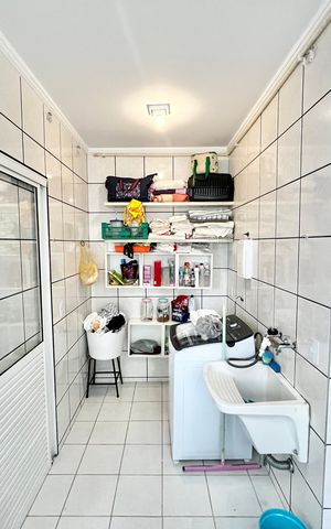 Apartamento à venda com 250m², 5 quartos e 4 vagas Apartamento à venda com 250m², 5 quartos e 4 vagasLavanderia