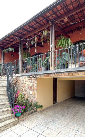 Casa à venda com 266m², 5 quartos e 3 vagas