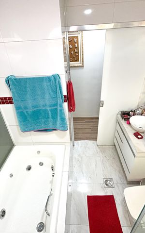 Casa à venda com 266m², 5 quartos e 3 vagas