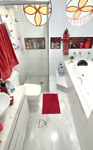 Casa à venda com 266m², 5 quartos e 3 vagas