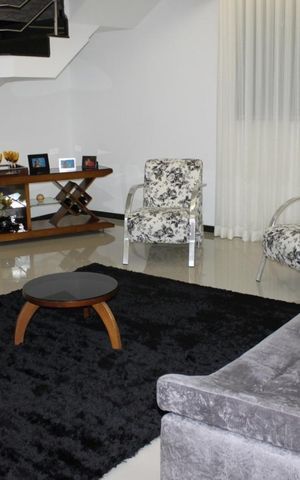 Casa à venda com 250m², 3 quartos e 5 vagas Casa à venda com 250m², 3 quartos e 5 vagasSala