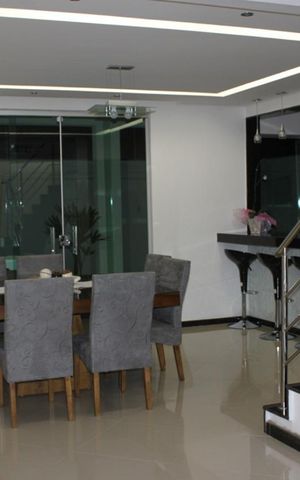 Casa à venda com 250m², 3 quartos e 5 vagas Casa à venda com 250m², 3 quartos e 5 vagasSala
