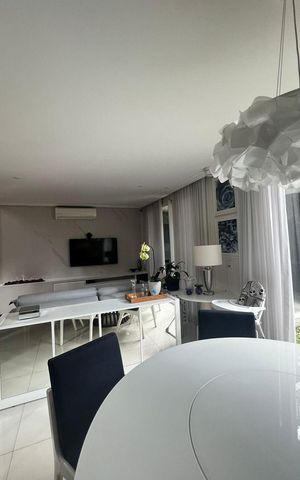 Casa de condomínio à venda com 329m², 4 quartos e 3 vagasSala