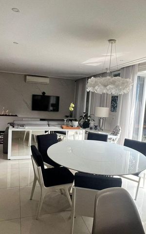 Casa de condomínio à venda com 329m², 4 quartos e 3 vagasSala