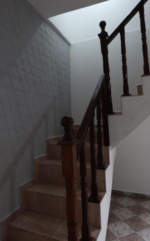 Casa à venda com 150m², 4 quartos e 2 vagasEscada