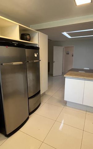 Casa à venda com 340m², 4 quartos e 4 vagas Casa à venda com 340m², 4 quartos e 4 vagasCozinha