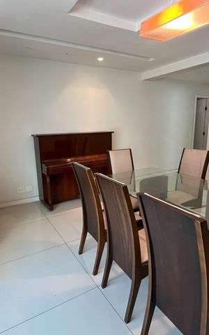 Casa à venda com 340m², 4 quartos e 4 vagas Casa à venda com 340m², 4 quartos e 4 vagasSala de jantar