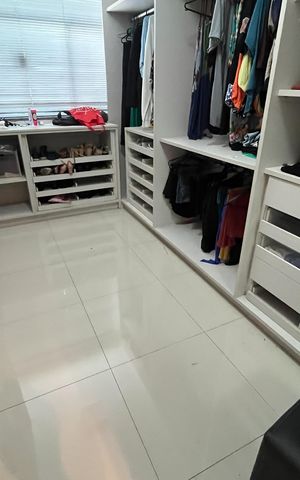 Casa à venda com 340m², 4 quartos e 4 vagas Casa à venda com 340m², 4 quartos e 4 vagasCloset