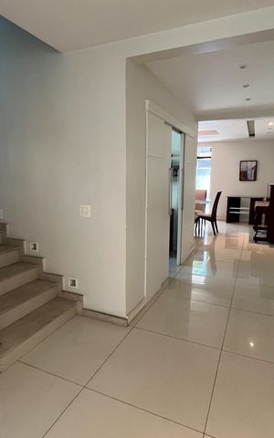 Casa à venda com 340m², 4 quartos e 4 vagas Casa à venda com 340m², 4 quartos e 4 vagasEsescadas / corredor