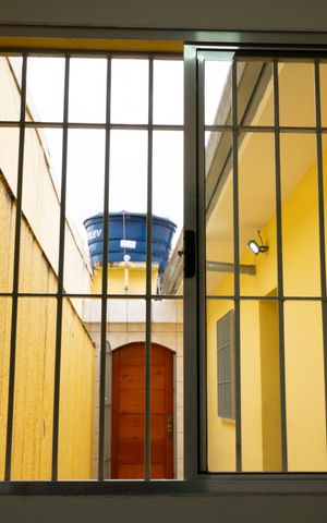 Casa à venda com 113m², 2 quartos e 2 vagas Casa à venda com 113m², 2 quartos e 2 vagasJanela área de serviço