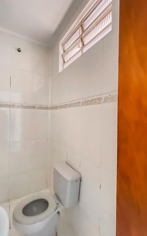 Casa à venda com 248m², 4 quartos e 2 vagas Casa à venda com 248m², 4 quartos e 2 vagasBanheiro
