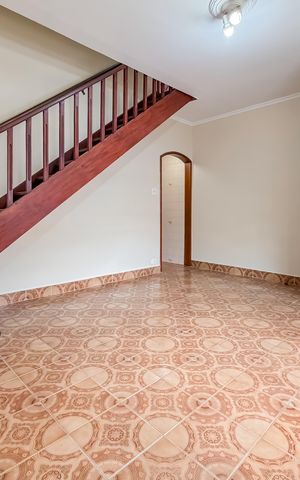 Casa à venda com 70m², 2 quartos e sem vaga Casa à venda com 70m², 2 quartos e sem vagaSala