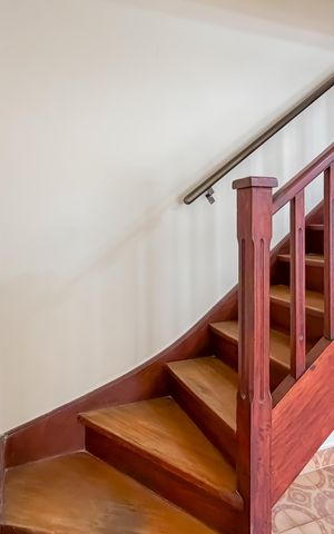Casa à venda com 70m², 2 quartos e sem vaga Casa à venda com 70m², 2 quartos e sem vagaEscada