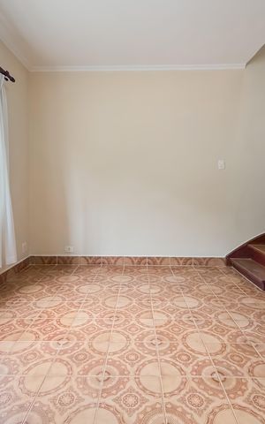 Casa à venda com 70m², 2 quartos e sem vaga Casa à venda com 70m², 2 quartos e sem vagaSala