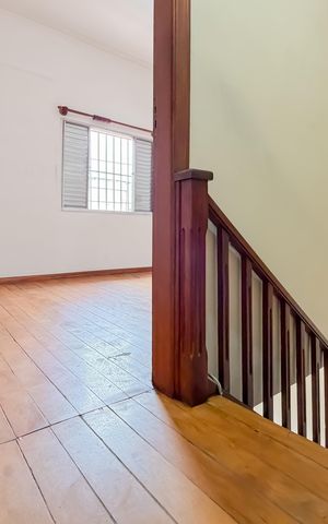 Casa à venda com 70m², 2 quartos e sem vaga Casa à venda com 70m², 2 quartos e sem vagaEscada