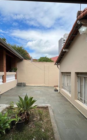 Casa à venda com 301m², 3 quartos e 2 vagas Casa à venda com 301m², 3 quartos e 2 vagasQuintal