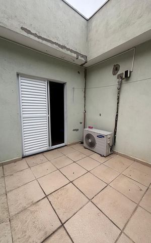 Casa à venda com 272m², 4 quartos e 2 vagas Casa à venda com 272m², 4 quartos e 2 vagasVaranda
