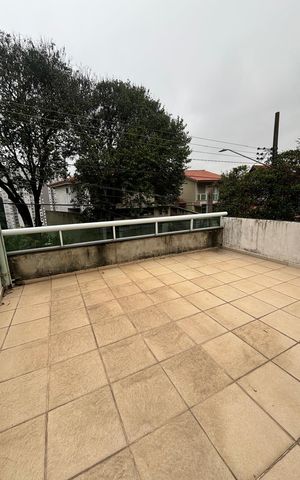 Casa à venda com 272m², 4 quartos e 2 vagas Casa à venda com 272m², 4 quartos e 2 vagasVaranda