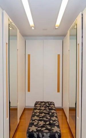 Casa à venda com 397m², 3 quartos e 6 vagas Casa à venda com 397m², 3 quartos e 6 vagasCloset