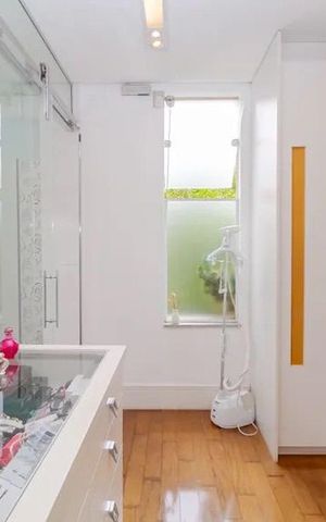 Casa à venda com 397m², 3 quartos e 6 vagas Casa à venda com 397m², 3 quartos e 6 vagasCloset