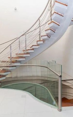 Casa à venda com 397m², 3 quartos e 6 vagas Casa à venda com 397m², 3 quartos e 6 vagasEscada