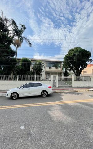 Casa para alugar com 420m², 5 quartos e 8 vagas