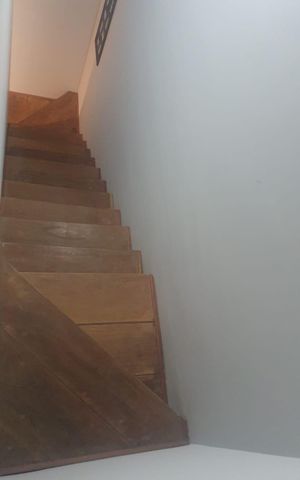 Casa de condomínio para alugar com 115m², 3 quartos e 2 vagas Casa de condomínio para alugar com 115m², 3 quartos e 2 vagasEscada