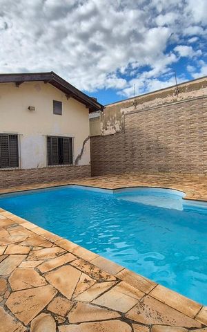 Casa à venda com 226m², 3 quartos e 3 vagas Casa à venda com 226m², 3 quartos e 3 vagasÁrea comum - Piscina