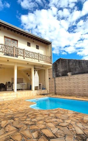 Casa à venda com 226m², 3 quartos e 3 vagas Casa à venda com 226m², 3 quartos e 3 vagasÁrea comum - Piscina