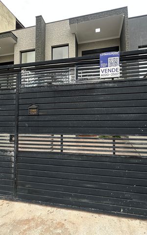 Casa à venda com 137m², 3 quartos e 2 vagas Casa à venda com 137m², 3 quartos e 2 vagasFachada