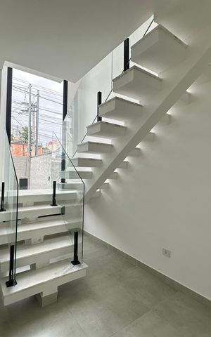 Casa à venda com 137m², 3 quartos e 2 vagas Casa à venda com 137m², 3 quartos e 2 vagasEscada