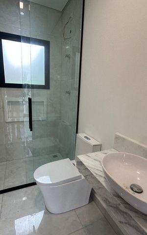 Casa à venda com 137m², 3 quartos e 2 vagas Casa à venda com 137m², 3 quartos e 2 vagasBanheiro da Suíte 1