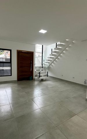 Casa à venda com 137m², 3 quartos e 2 vagas Casa à venda com 137m², 3 quartos e 2 vagasSala