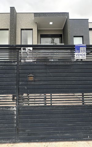 Casa à venda com 137m², 3 quartos e 2 vagas Casa à venda com 137m², 3 quartos e 2 vagasFachada