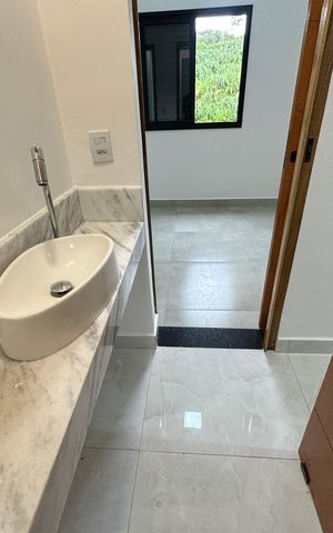 Casa à venda com 137m², 3 quartos e 2 vagas Casa à venda com 137m², 3 quartos e 2 vagasBanheiro das Suítes 2 e 3
