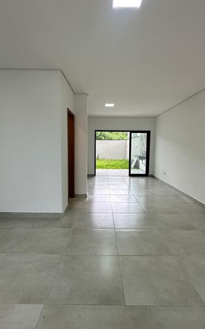 Casa à venda com 137m², 3 quartos e 2 vagas Casa à venda com 137m², 3 quartos e 2 vagasSala