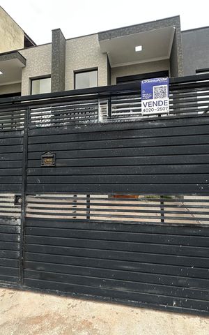 Casa à venda com 137m², 3 quartos e 2 vagas Casa à venda com 137m², 3 quartos e 2 vagasFachada